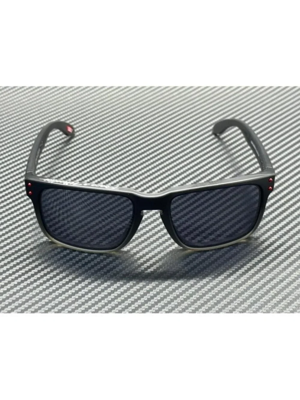New Oakley Men  Black Fade Sunglasses 57-18-137